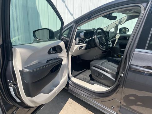 Used 2023 Chrysler Pacifica Touring-L FWD image 10