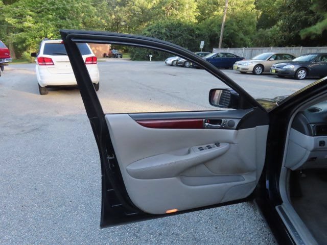 Used 2004 Lexus ES 330 w/ Premium Pkg FWD image 14