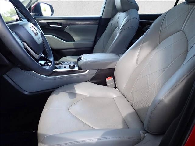 Certified 2026 Toyota Highlander Platinum AWD/4WD image 14