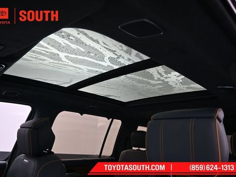 Used 2022 Jeep Grand Wagoneer Series III AWD/4WD image 25