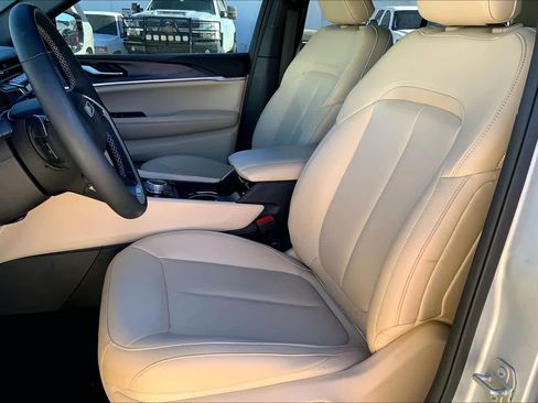 Used 2023 Jeep Grand Cherokee Limited image 7