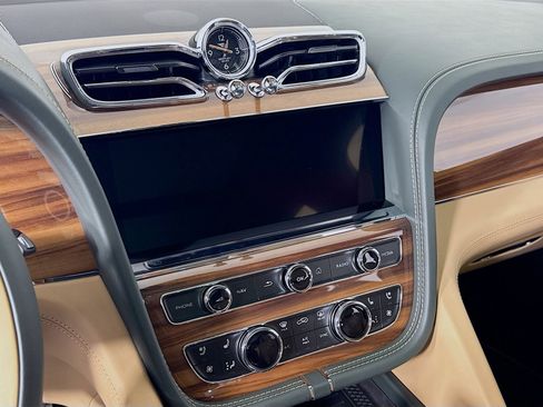 Certified 2025 Bentley Bentayga AWD/4WD image 14