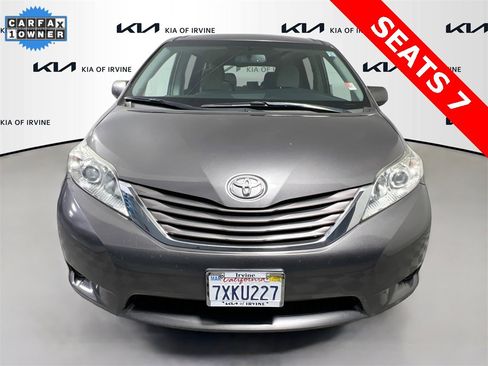 Used 2017 Toyota Sienna LE image 2