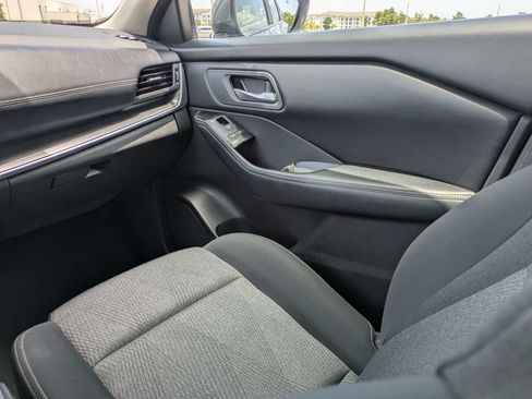 Used 2024 Nissan Rogue SV FWD image 17