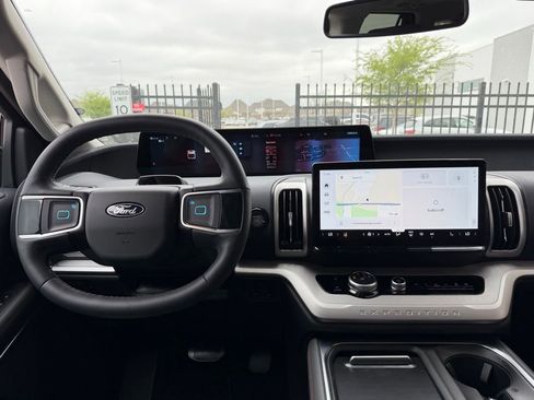 New 2025 Ford Expedition Active image 38