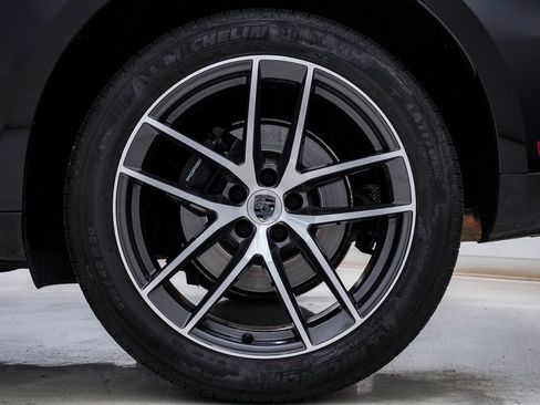 Certified 2025 Porsche Macan image 10