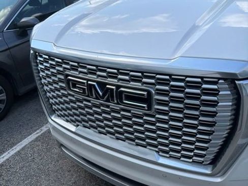 Used 2021 GMC Yukon Denali w/ Denali Ultimate Package AWD/4WD image 3