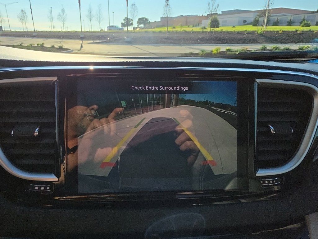 Used 2023 Chrysler Pacifica Touring-L FWD image 12