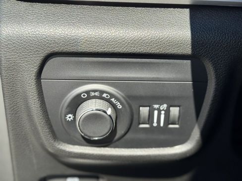 Used 2024 Jeep Grand Cherokee Laredo X image 21