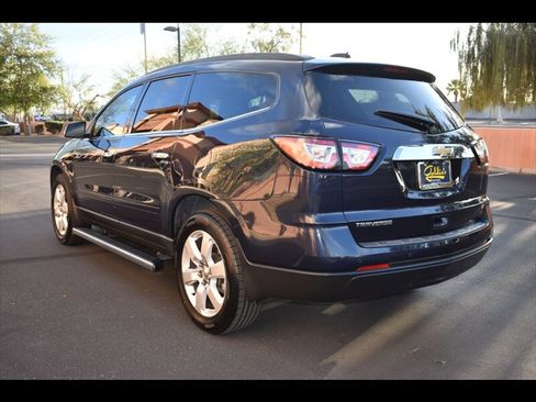 Used 2017 Chevrolet Traverse LT w/ Style and Technology Package image 6