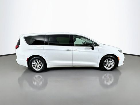 Used 2024 Chrysler Pacifica Touring-L FWD image 6