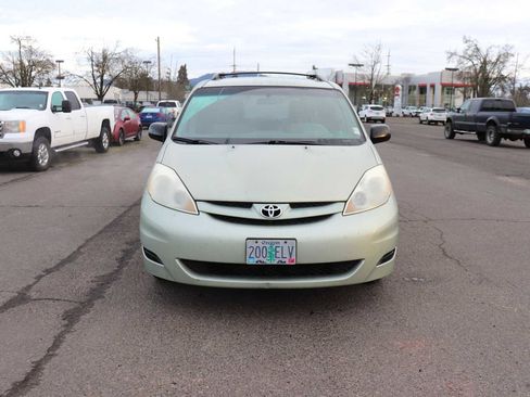 Used 2010 Toyota Sienna LE image 2