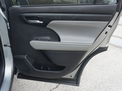 Used 2021 Toyota Highlander XLE image 20