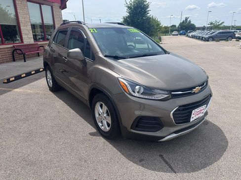 Used 2021 Chevrolet Trax LT w/ Premium Seat Package FWD image 3