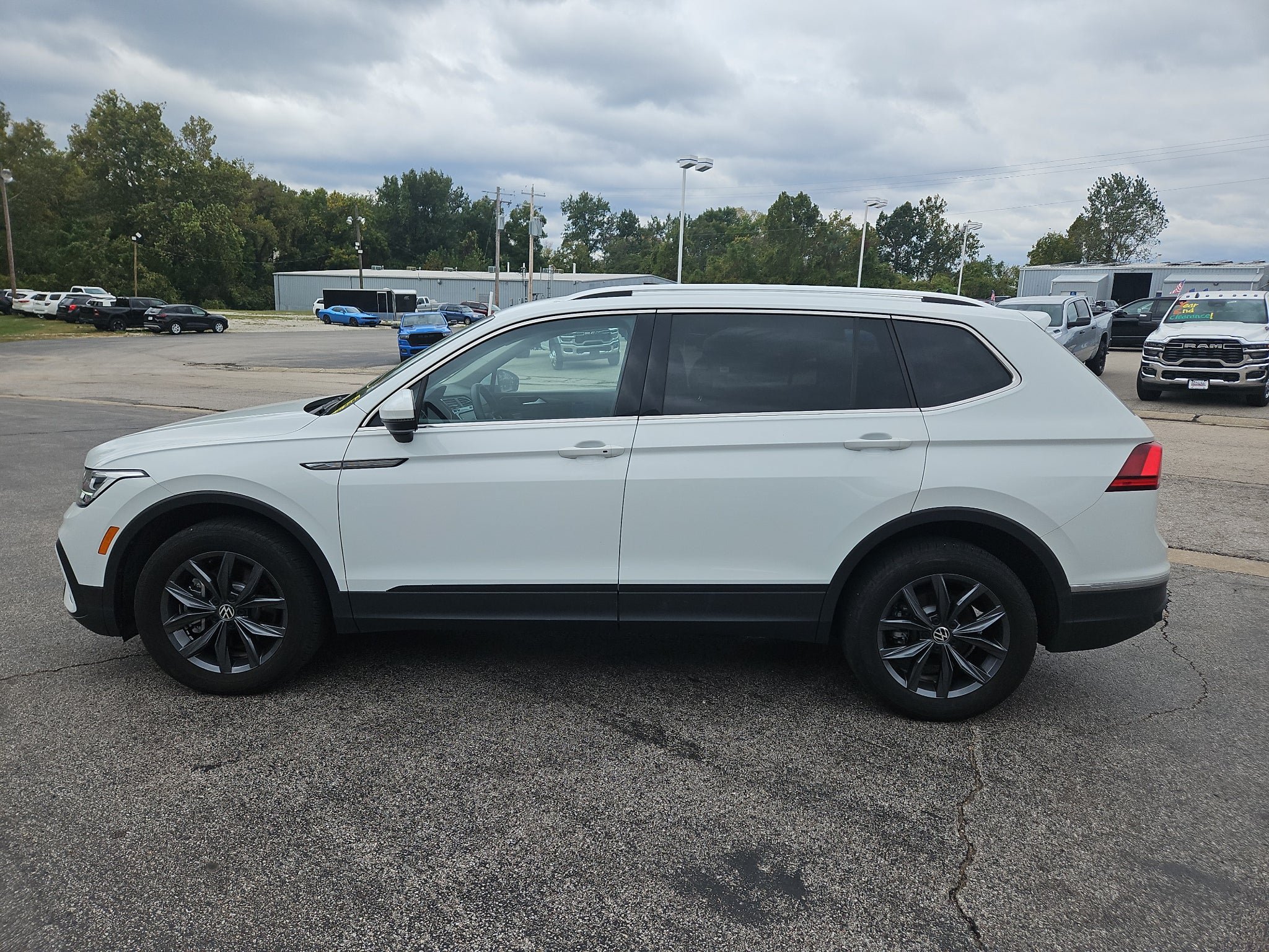 Used 2022 Volkswagen Tiguan SE AWD/4WD image 1
