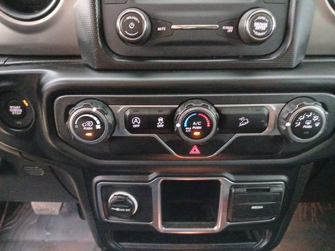 Used 2018 Jeep Wrangler Sport AWD/4WD image 34