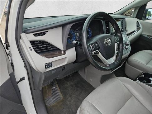 Used 2018 Toyota Sienna XLE FWD image 14
