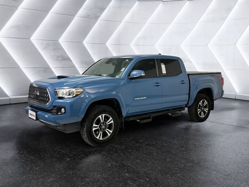 Used 2019 Toyota Tacoma TRD Sport image 3