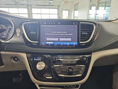 Used 2023 Chrysler Pacifica Touring-L FWD image 27