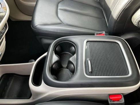 Used 2024 Chrysler Pacifica Touring-L image 26