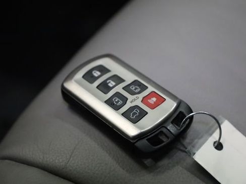 Used 2019 Toyota Sienna L image 33