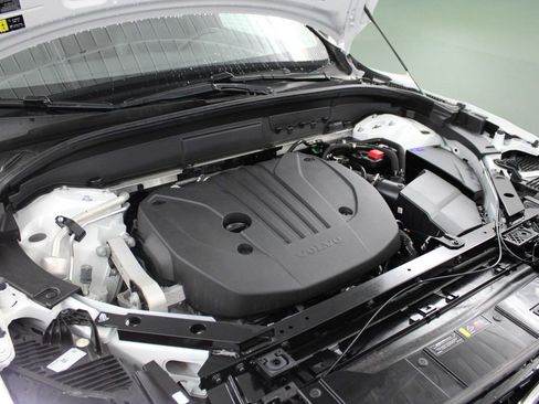 Certified 2025 Volvo XC60 B5 Core image 54