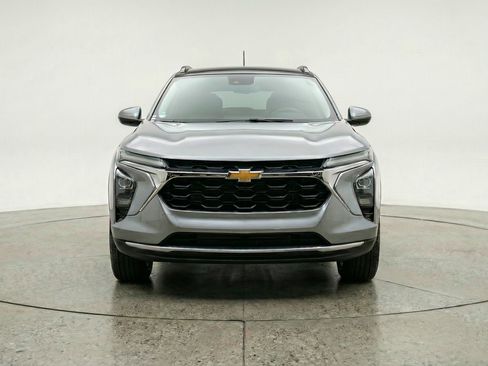 Used 2025 Chevrolet Trax LT FWD image 2