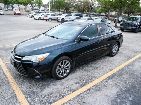 Used 2017 Toyota Camry XLE w/ Moonroof Package image 3