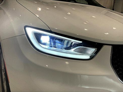 Used 2024 Chrysler Pacifica Touring-L image 32