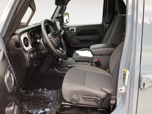 Used 2025 Jeep Gladiator Sport AWD/4WD image 21