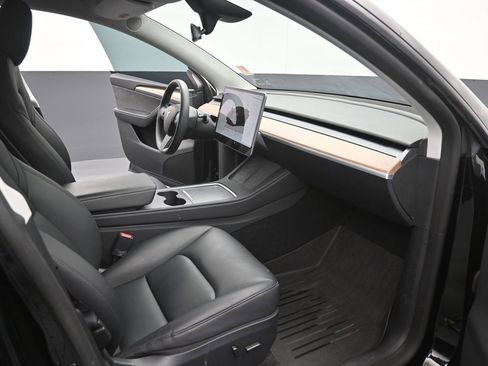 Used 2024 Tesla Model Y Long Range AWD/4WD image 14