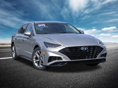 Used 2023 Hyundai Sonata SEL FWD image 2