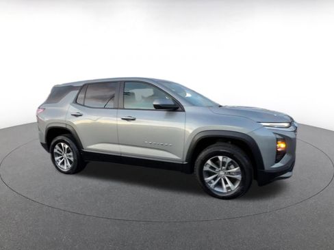 Used 2025 Chevrolet Equinox LT image 2