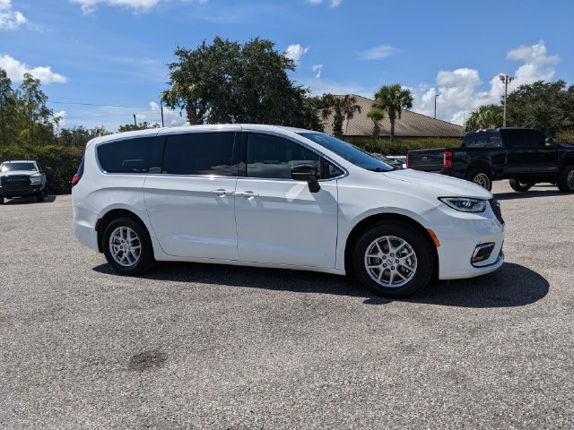 Used 2025 Chrysler Pacifica Select FWD image 2