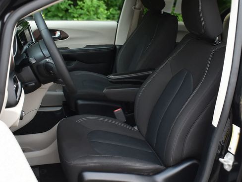 Used 2023 Chrysler Voyager LX FWD image 9