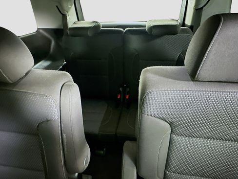 Used 2022 GMC Acadia SLE w/ Driver Convenience Package FWD image 28