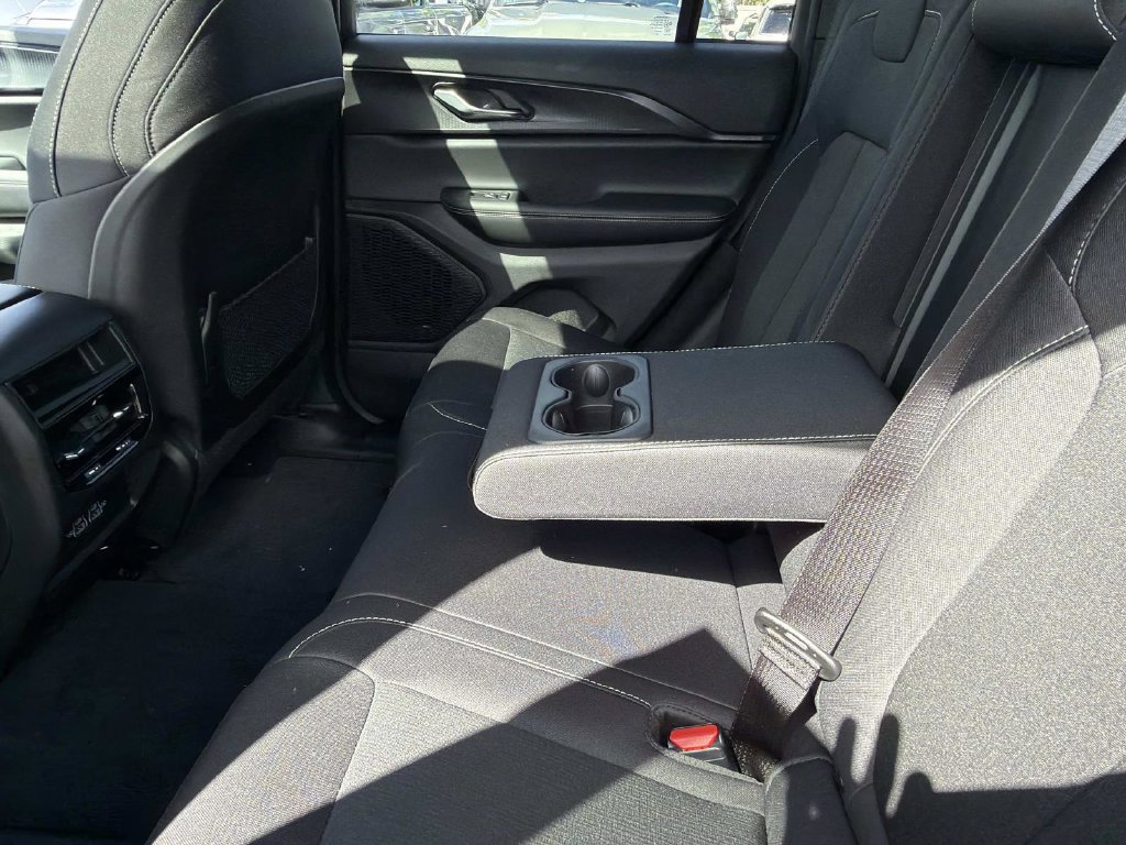 Used 2025 Jeep Grand Cherokee Laredo X AWD/4WD image 22
