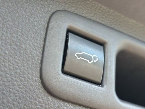 Used 2020 Toyota Highlander XLE image 36