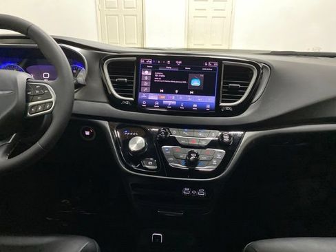 Used 2025 Chrysler Pacifica Select FWD image 15