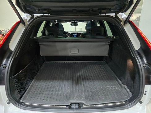 Used 2022 Volvo XC60 B5 R-Design w/ Climate Package image 27