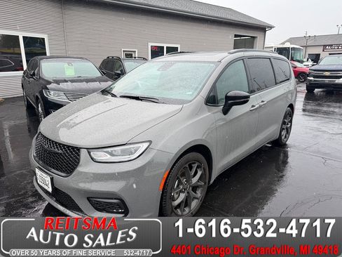 Used 2025 Chrysler Pacifica Limited FWD image 1
