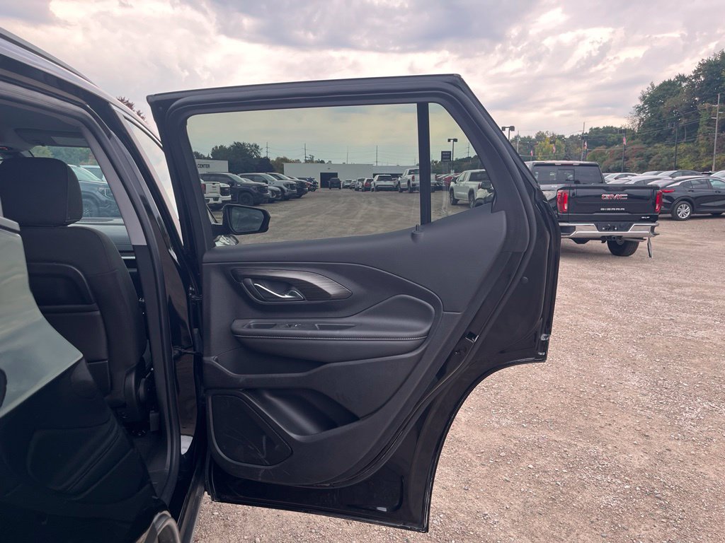 Used 2024 GMC Terrain SLE w/ Driver Convenience Package FWD image 32