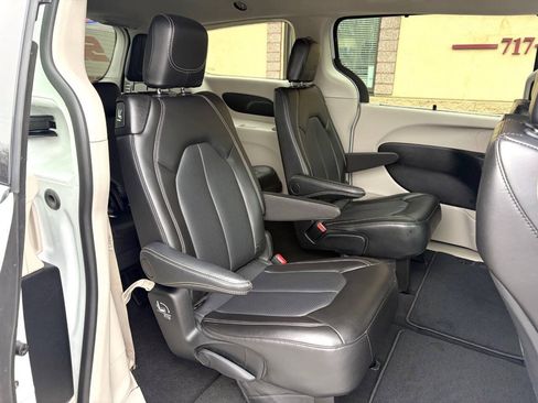 Used 2024 Chrysler Pacifica Touring-L FWD image 10