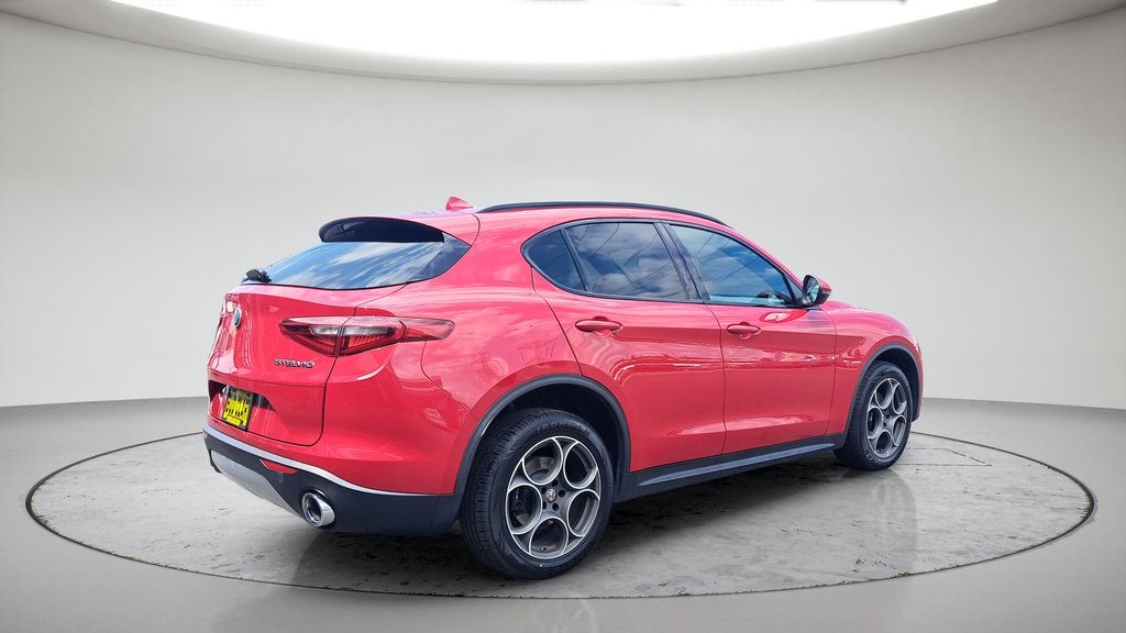Used 2018 Alfa Romeo Stelvio Sport w/ Quick Order Package 22J Sport AWD/4WD image 3