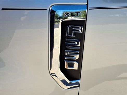 Used 2019 Ford F250 XLT w/ XLT Premium Package image 10