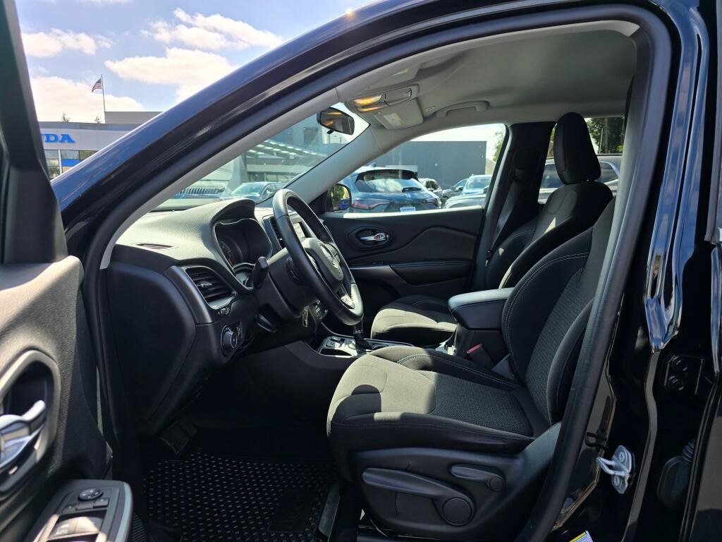 Used 2019 Jeep Cherokee Latitude w/ Cold Weather Group FWD image 3