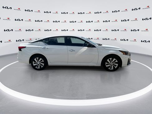 Used 2024 Nissan Altima 2.5 S FWD image 9
