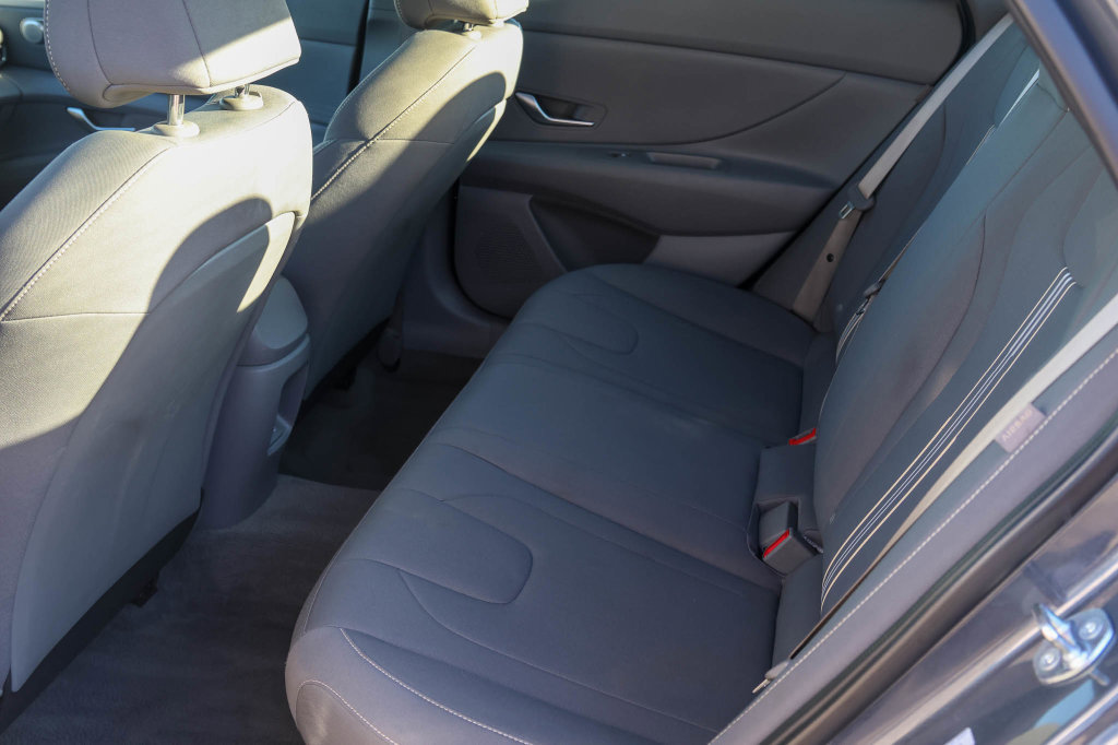Used 2025 Hyundai Elantra Hybrid FWD image 13
