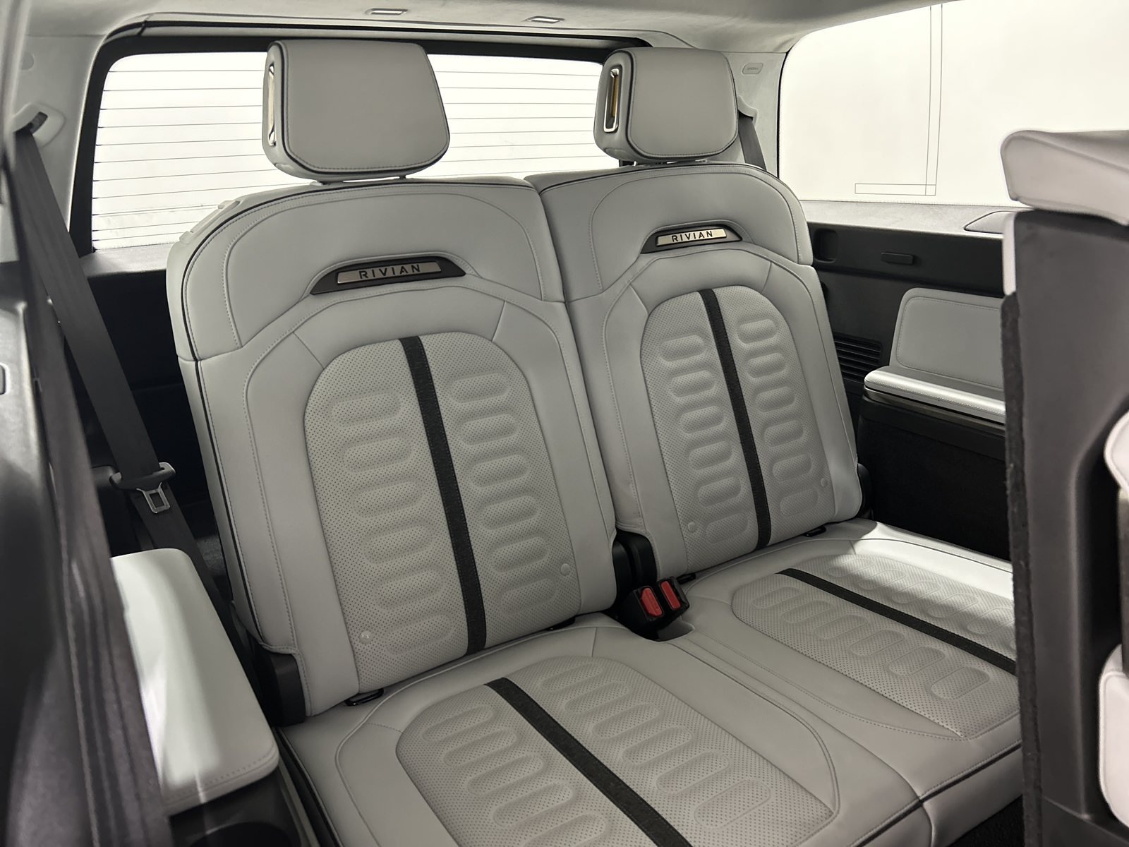 Used 2025 Rivian R1S Adventure Dual AWD/4WD image 25