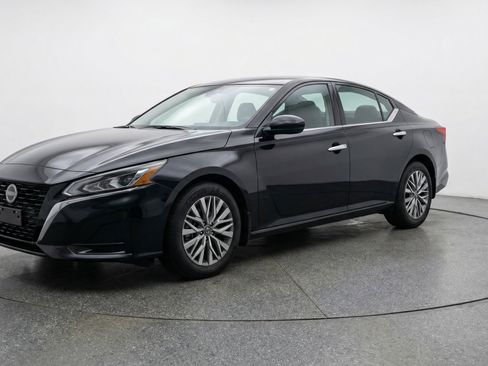 Used 2025 Nissan Altima 2.5 SV FWD image 3